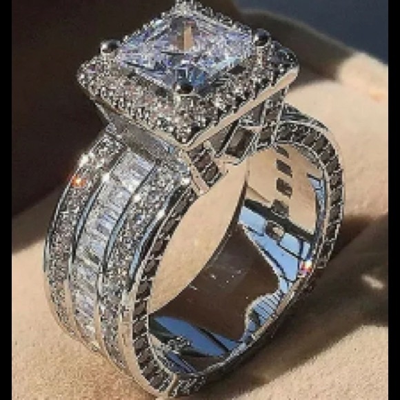 Jewelry - 🎉HP Stunning Ring